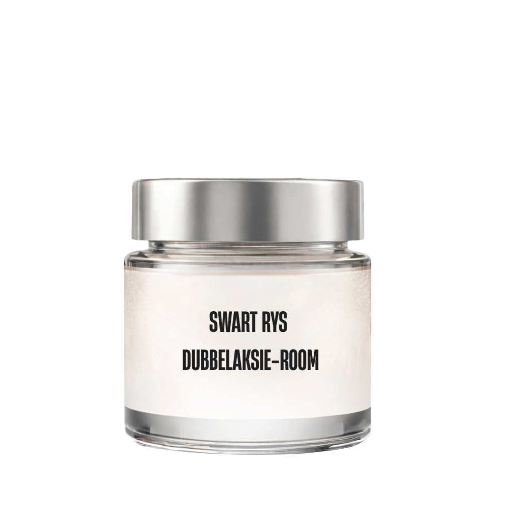 Swart rys dubbelaksie-room in 'n elegante glasker jar.