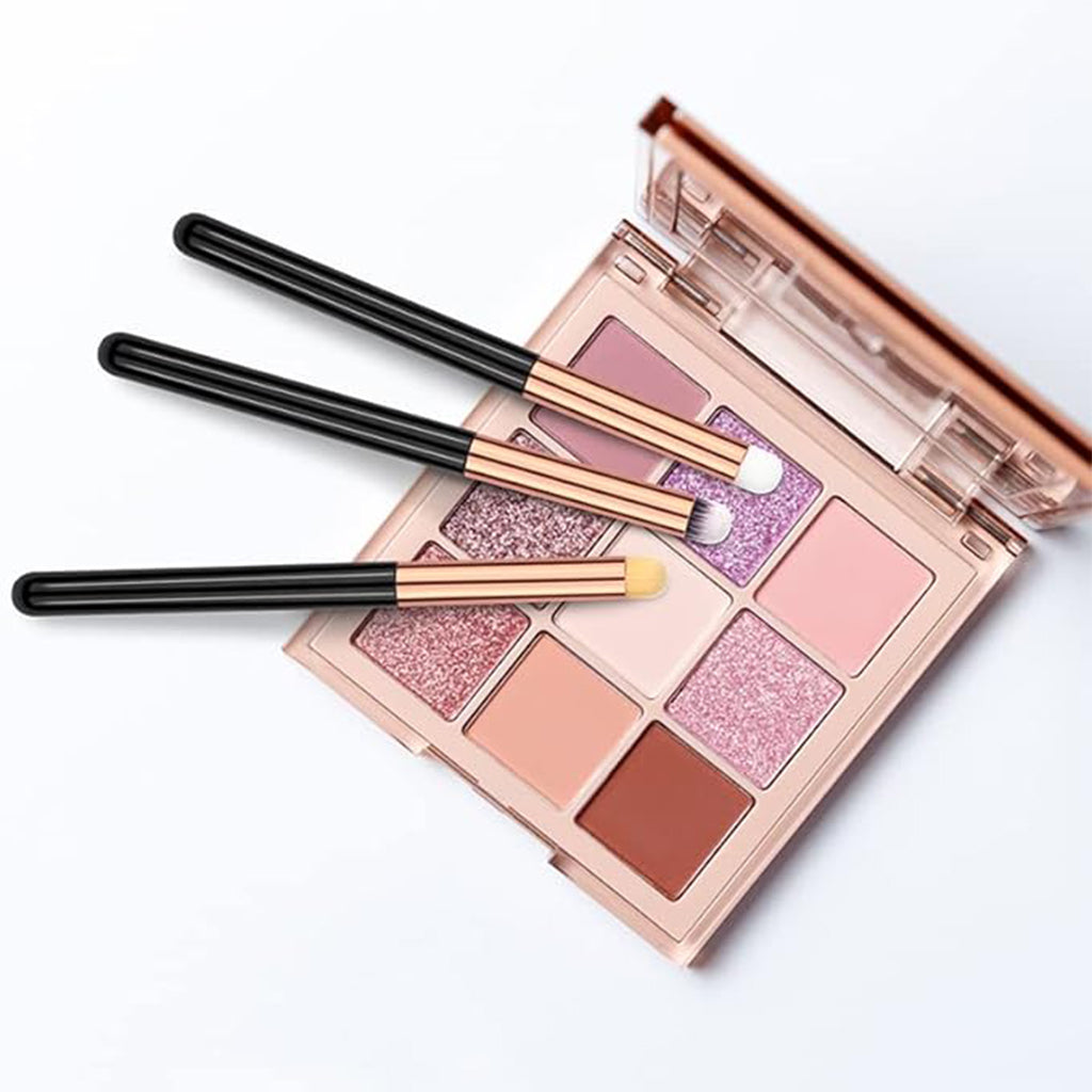 Aardlig BlendMaster Set with three professional makeup brushes and an eyeshadow palette featuring various shades.