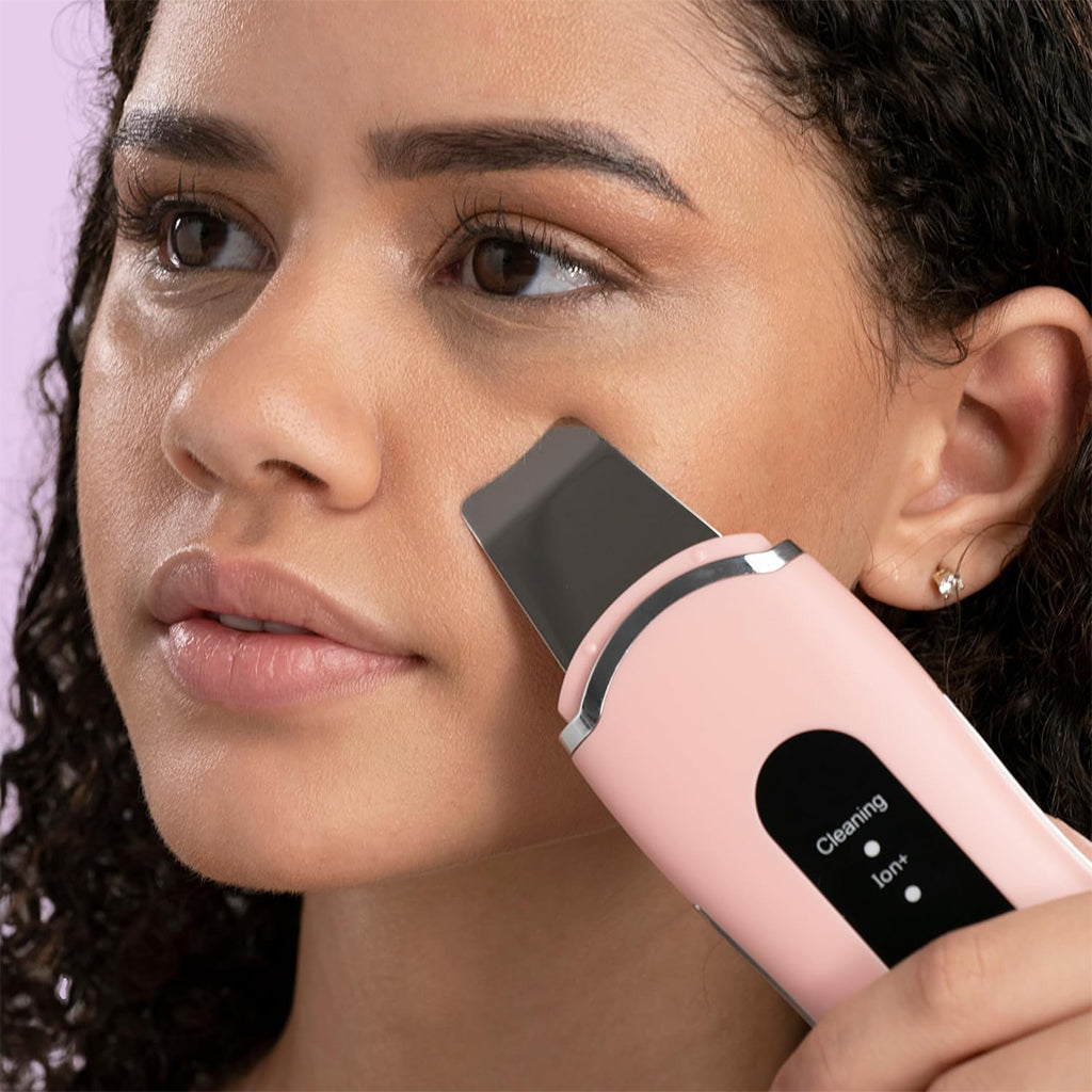 Aardlig ClearSkin Pro in use for skincare, highlighting its pore-cleansing feature and design.